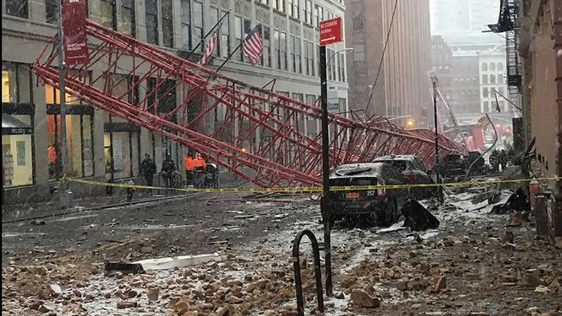 Cae grúa en el centro de Manhattan, un muerto y 3 heridos graves