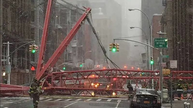 Cae grúa en el centro de Manhattan, un muerto y 3 heridos graves