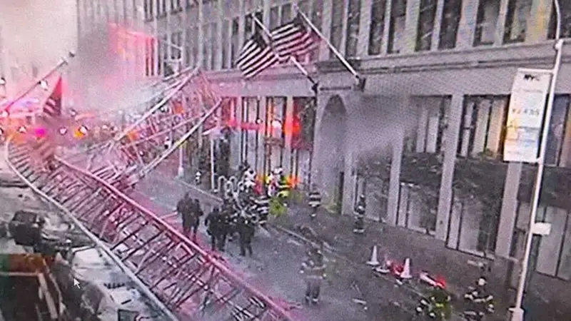 Cae grúa en el centro de Manhattan, un muerto y 3 heridos graves
