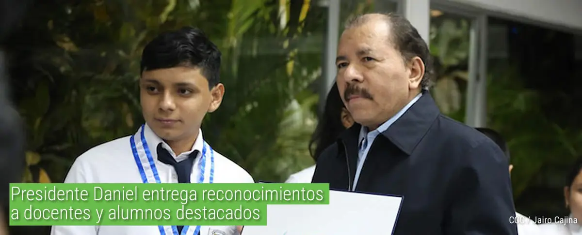 Presidente Daniel entrega reconocimientos a docentes y alumnos destacados
