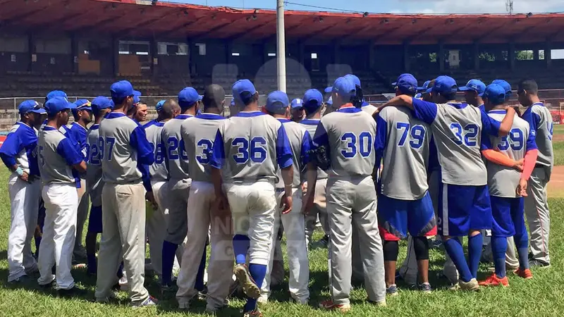 Preselección de beisbol entre tonos grises