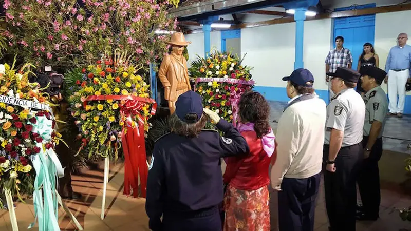 Compañera Rosario Murillo dedica poema a Darío y a Sandino
