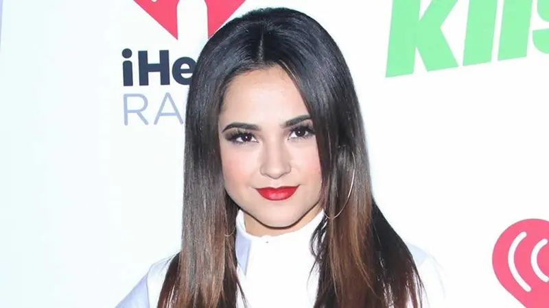Becky G se compra ella solita sus anillos de diamantes