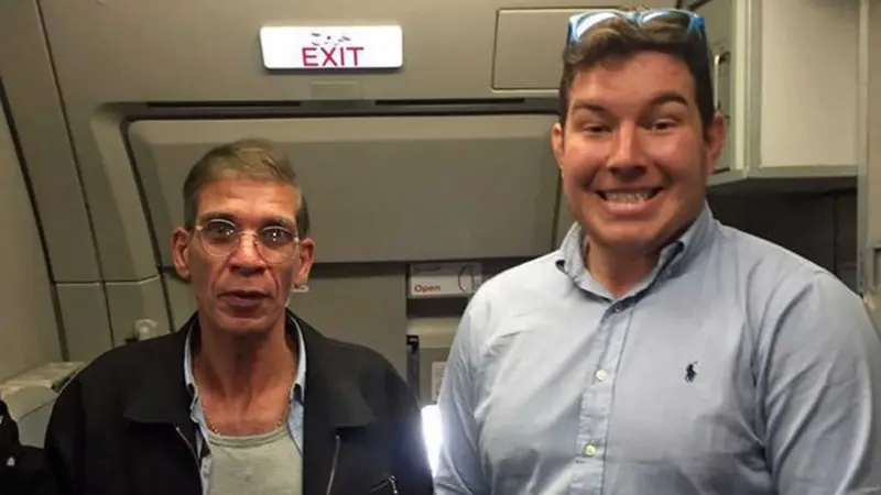 La insólita foto de un británico con el secuestrador del avión de Egypt Air