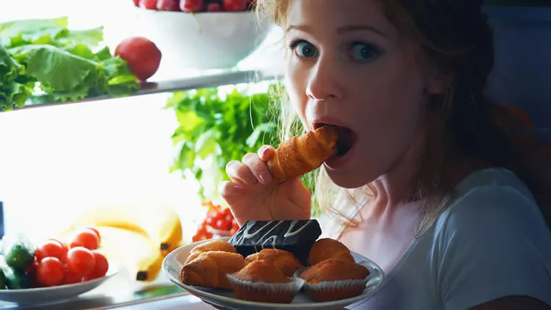 ¿Comer de noche engorda?