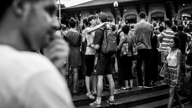 El fotógrafo que retrata lo prohibido del amor callejero
