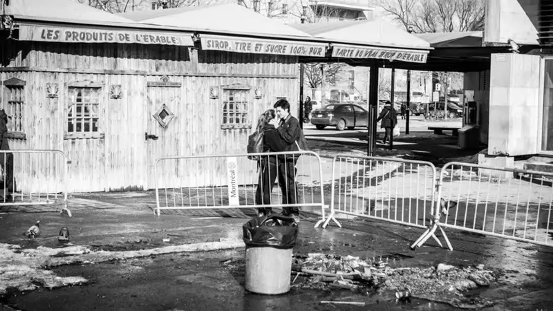 El fotógrafo que retrata lo prohibido del amor callejero