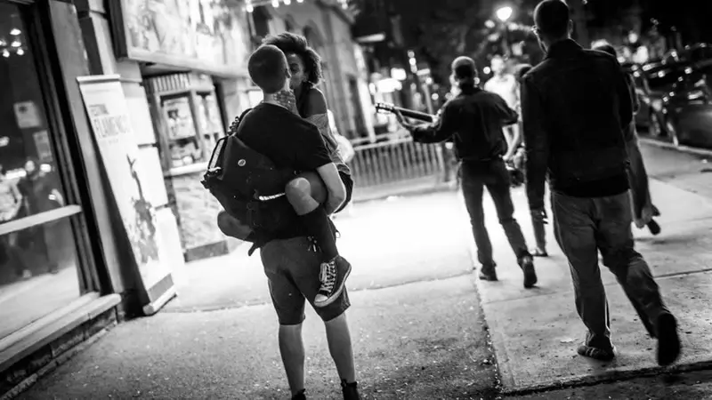 El fotógrafo que retrata lo prohibido del amor callejero