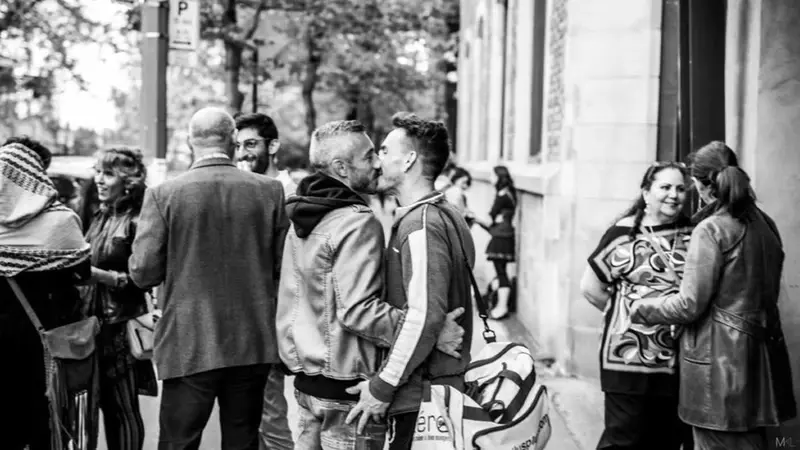 El fotógrafo que retrata lo prohibido del amor callejero
