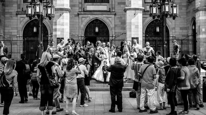 El fotógrafo que retrata lo prohibido del amor callejero