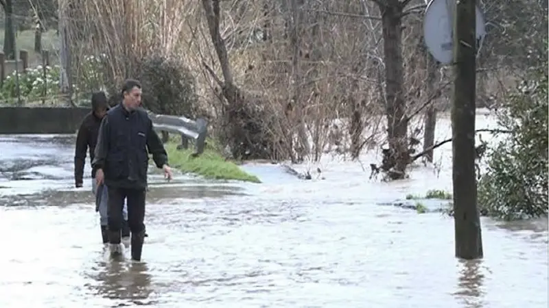 El río Cadagua se desborda a su paso por Alonsotegi, España