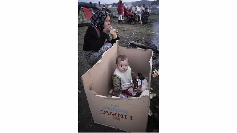 La fotografía de un bebé en una caja de cartón que se ha hecho viral