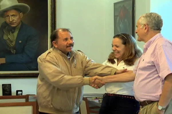 Entregan al Presidente Daniel obra completa del Dr. Luis Pasos Argüello