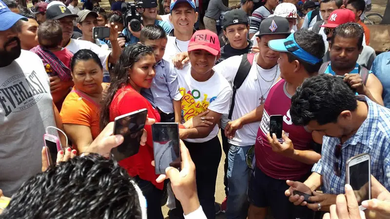 Chocolatito dejó los guantes, para visitar a Nicaragüenses residentes en Costa Rica