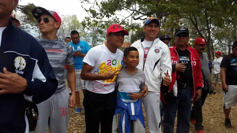 Chocolatito dejó los guantes, para visitar a Nicaragüenses residentes en Costa Rica