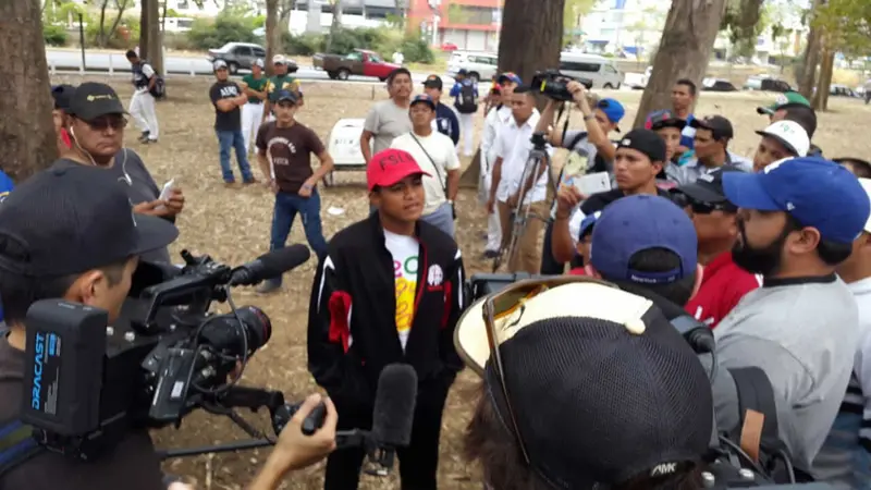 Chocolatito dejó los guantes, para visitar a Nicaragüenses residentes en Costa Rica