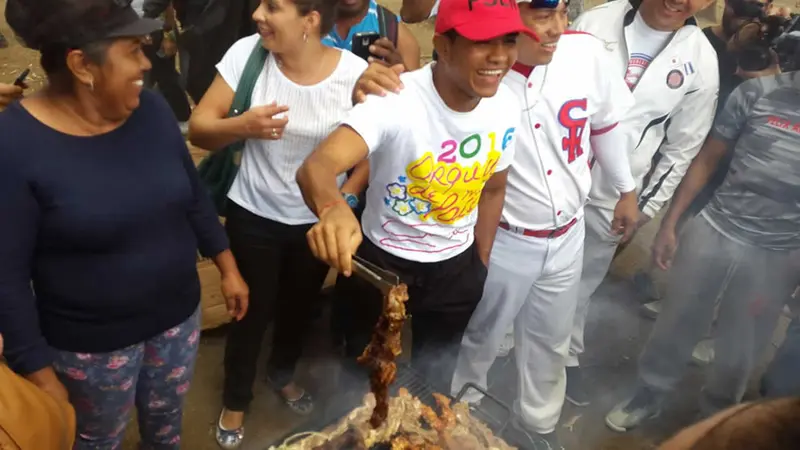 Chocolatito dejó los guantes, para visitar a Nicaragüenses residentes en Costa Rica