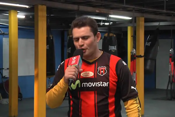 Mauricio Ramírez tiene el sueño de entonar el Himno Nacional en una pelea del Chocolatito