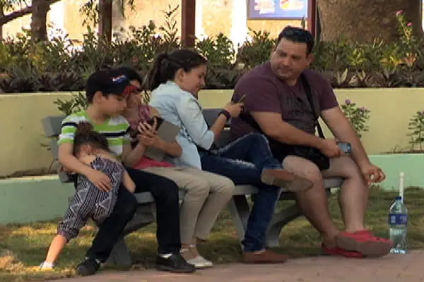 Familias se protegen del calor y el inclemente sol en nuevos espacios