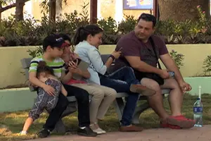 Familias se protegen del calor y el inclemente sol en nuevos espacios