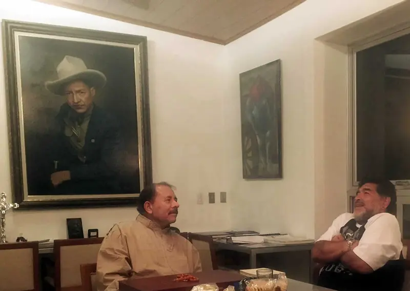 Presidente Daniel, sostiene amistoso encuentro con la estrella de fútbol Mundial Diego Armando Maradona