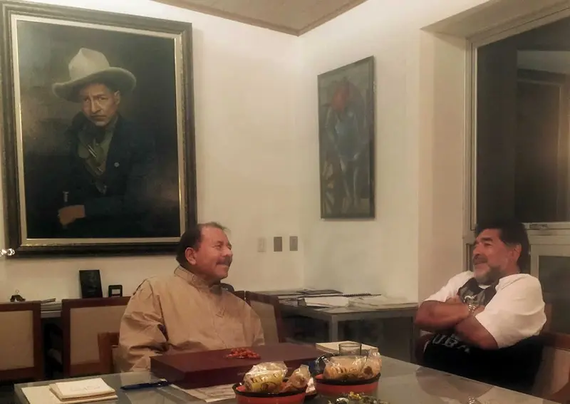 Presidente Daniel, sostiene amistoso encuentro con la estrella de fútbol Mundial Diego Armando Maradona