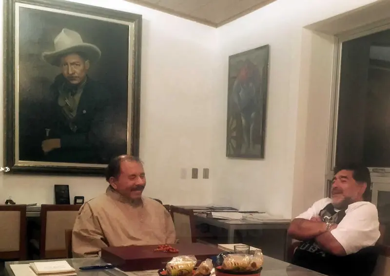 Presidente Daniel, sostiene amistoso encuentro con la estrella de fútbol Mundial Diego Armando Maradona