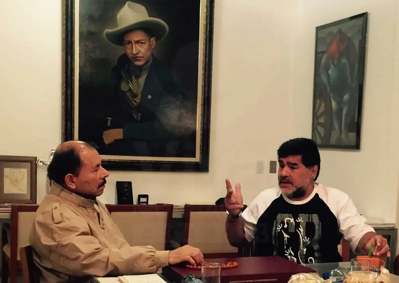 Presidente Daniel, sostiene amistoso encuentro con la estrella de fútbol Mundial Diego Armando Maradona