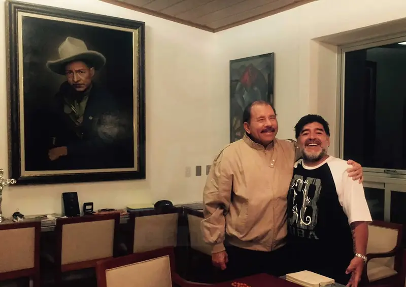 Presidente Daniel, sostiene amistoso encuentro con la estrella de fútbol Mundial Diego Armando Maradona