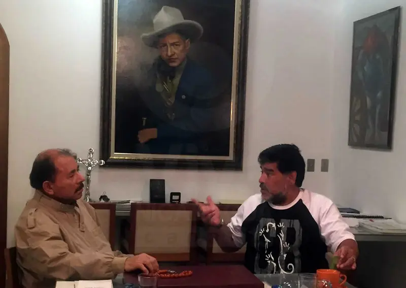 Presidente Daniel, sostiene amistoso encuentro con la estrella de fútbol Mundial Diego Armando Maradona
