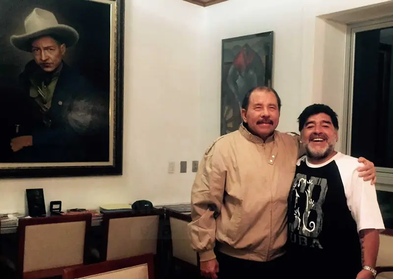 Presidente Daniel, sostiene amistoso encuentro con la estrella de fútbol Mundial Diego Armando Maradona
