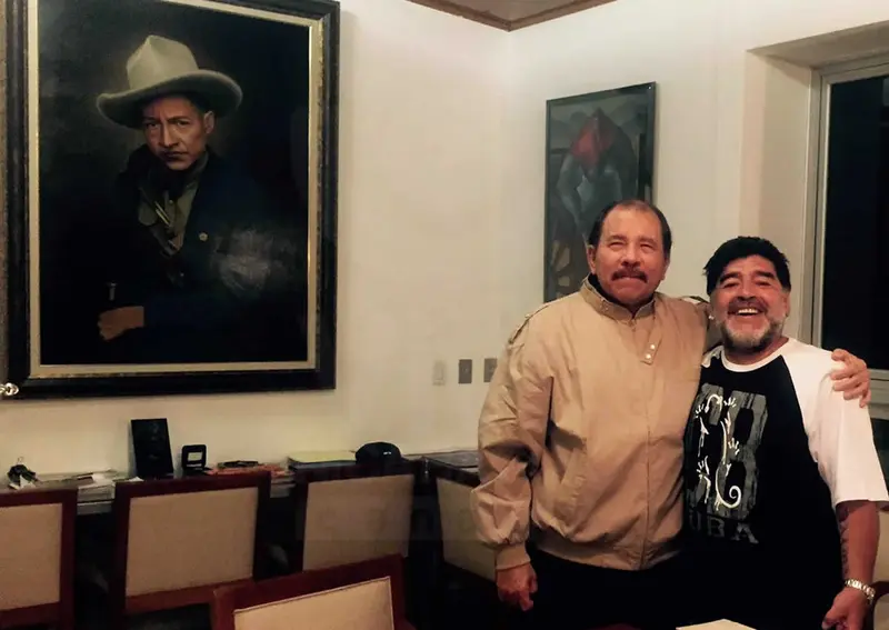 Presidente Daniel, sostiene amistoso encuentro con la estrella de fútbol Mundial Diego Armando Maradona