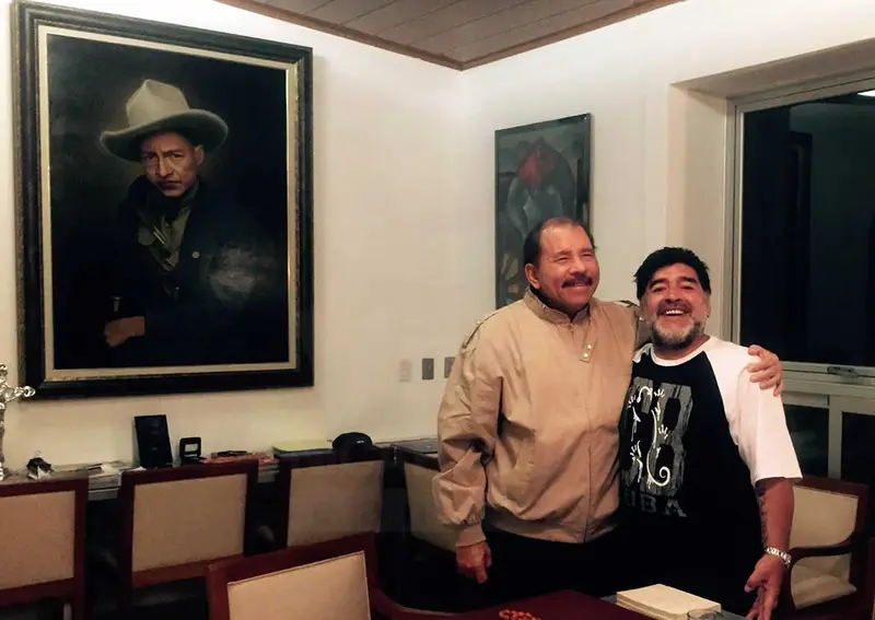 Presidente Daniel, sostiene amistoso encuentro con la estrella de fútbol Mundial Diego Armando Maradona