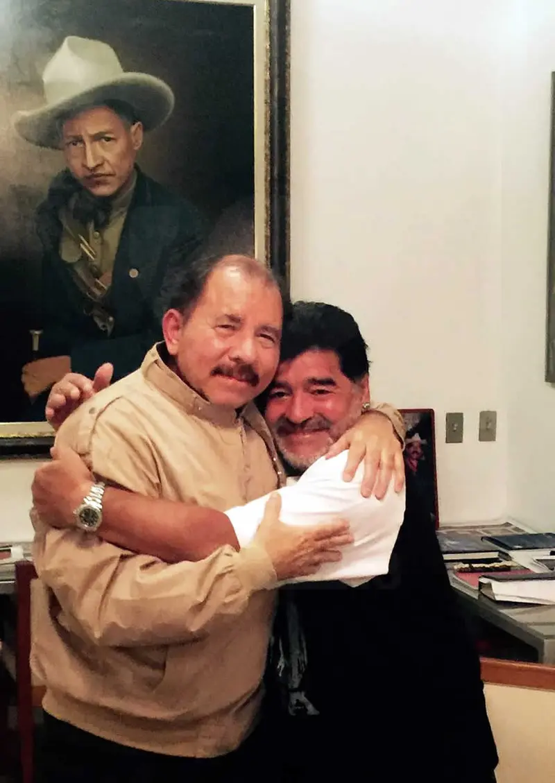 Presidente Daniel, sostiene amistoso encuentro con la estrella de fútbol Mundial Diego Armando Maradona