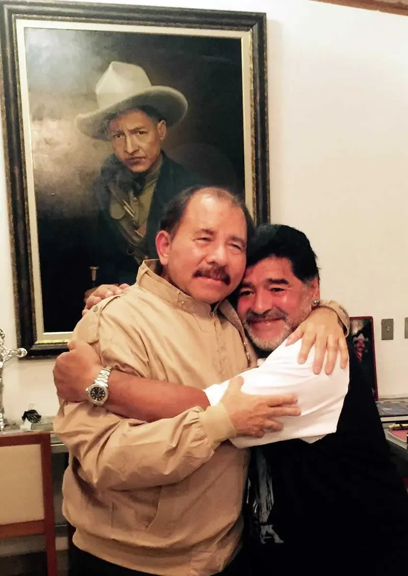Presidente Daniel, sostiene amistoso encuentro con la estrella de fútbol Mundial Diego Armando Maradona