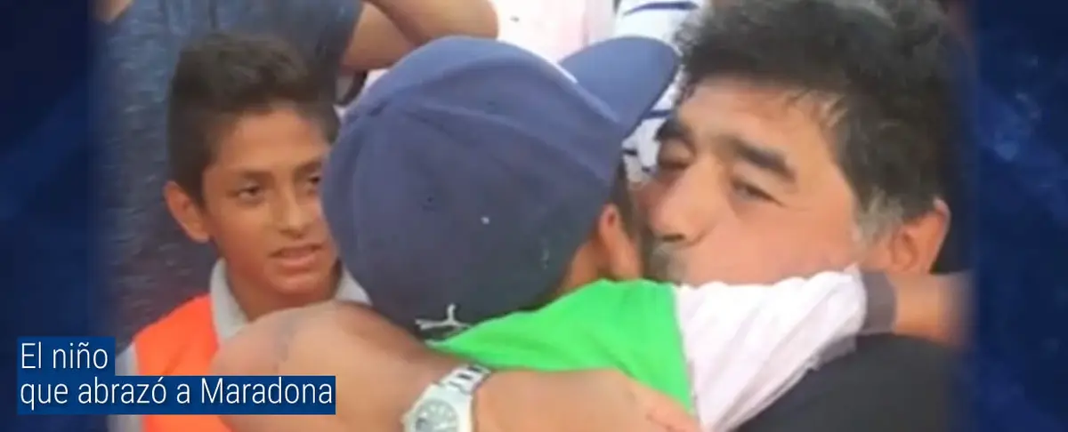 El niño que abrazó a Maradona