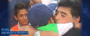 El niño que abrazó a Maradona