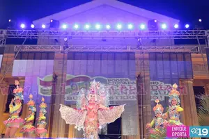 Candidatas a Reina del Carnaval desfilan sus Trajes de Fantasía