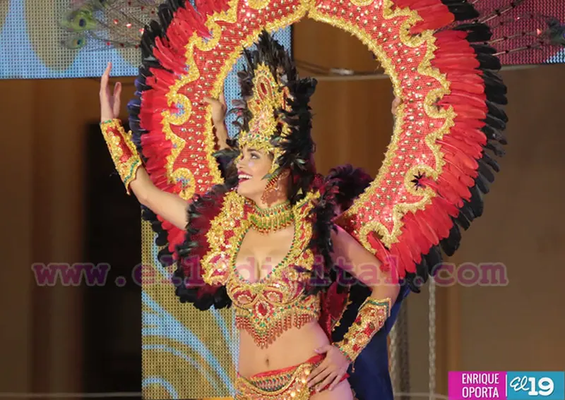 Candidatas a Reina del Carnaval desfilan sus Trajes de Fantasía