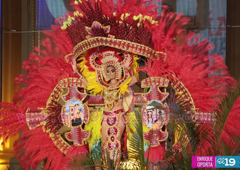 Candidatas a Reina del Carnaval desfilan sus Trajes de Fantasía