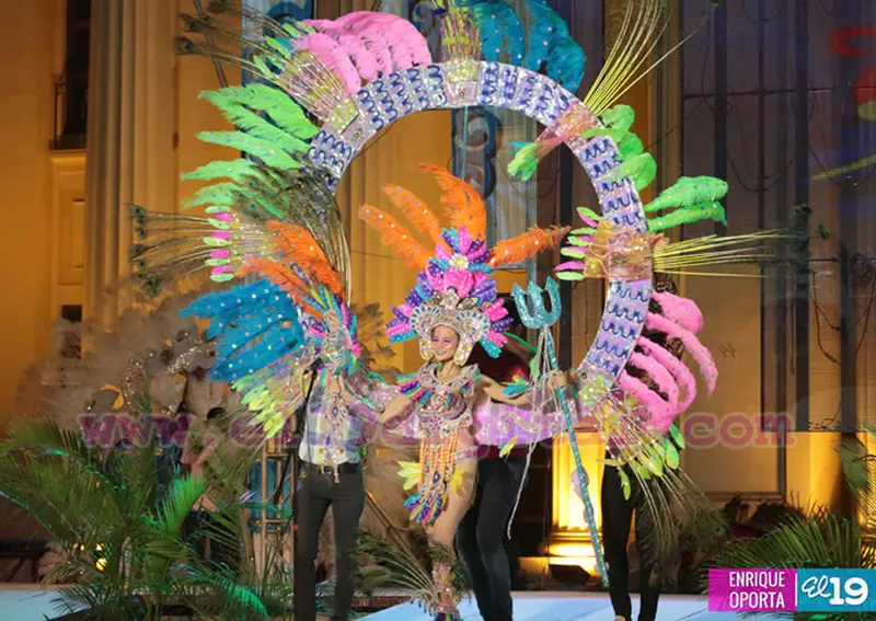 Candidatas a Reina del Carnaval desfilan sus Trajes de Fantasía