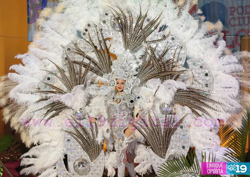 Candidatas a Reina del Carnaval desfilan sus Trajes de Fantasía