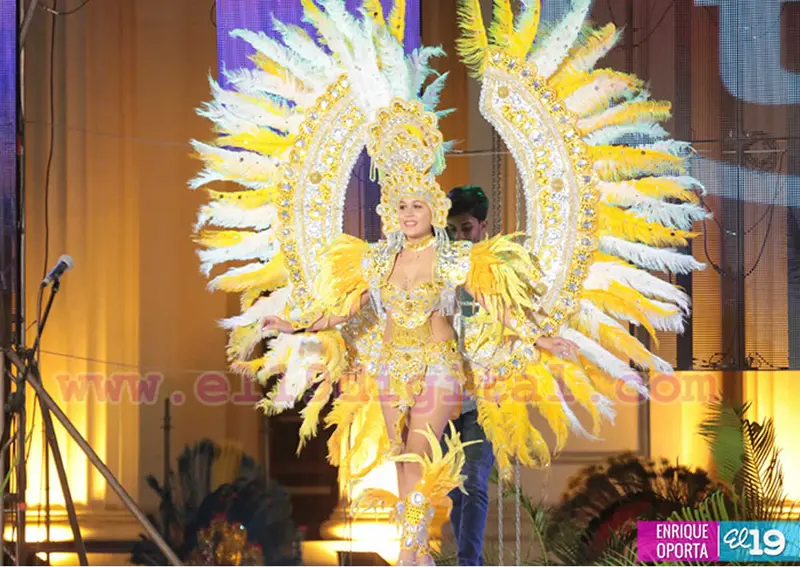 Candidatas a Reina del Carnaval desfilan sus Trajes de Fantasía