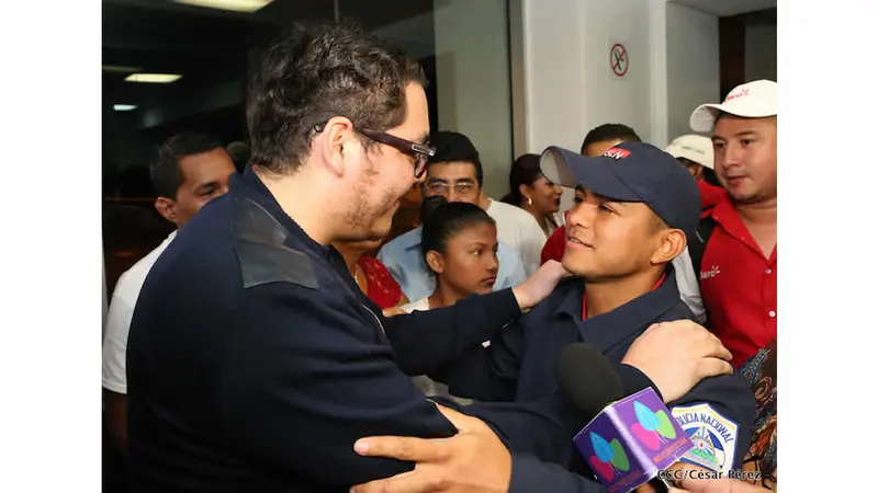 Retorna a Nicaragua “Chocolatito” González tras su apoteósica victoria contra McWilliams Arroyo