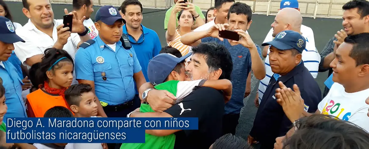 Maradona compartió con niños futbolistas en el Parque Luis Alfonso