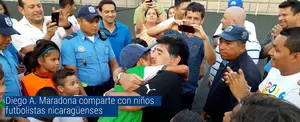 Maradona compartió con niños futbolistas en el Parque Luis Alfonso