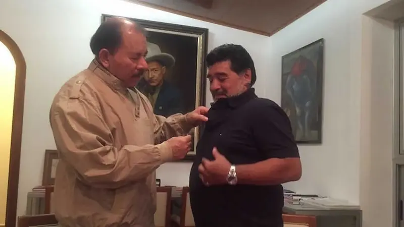 Presidente Daniel impone la máxima condecoración de Nicaragua a Diego Armando Maradona