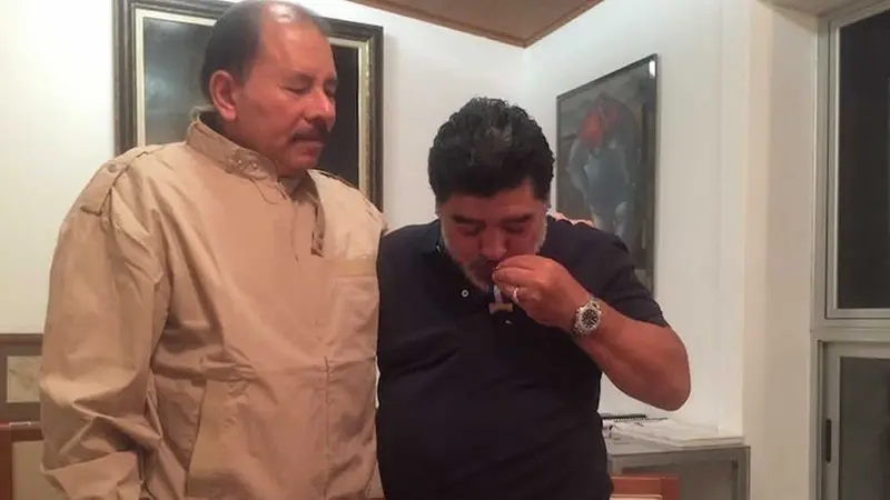 Presidente Daniel impone la máxima condecoración de Nicaragua a Diego Armando Maradona