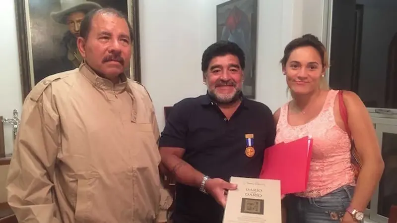 Presidente Daniel impone la máxima condecoración de Nicaragua a Diego Armando Maradona
