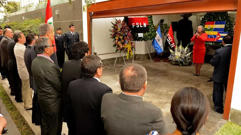 Flores para el General de Hombres y Mujeres Libres en el Perú